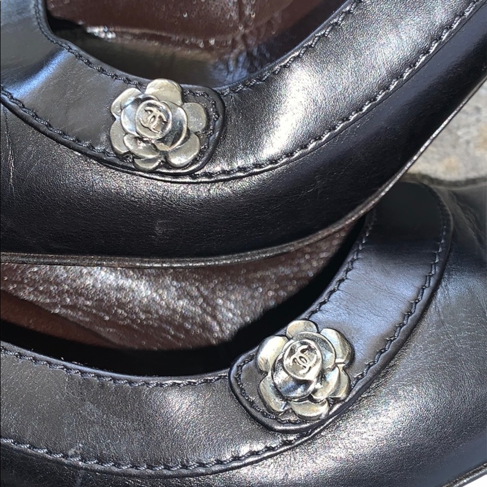 CHANEL BLACK LEATHER METAL CAMELLIA FLOWER PUMPS - Picture 4 of 6